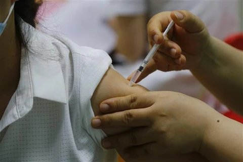 Tiêm vaccine ngừa COVID-19 hồi tháng 7/2021, ở Tuyên Quang. (Ảnh: Nam Sương/TTXVN)