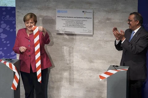Tổng Giám đốc WHO Tedros Adhanom Ghebreyesus (phải) và Thủ tướng Đức Angela Merkel cắt băng khai trương Trung tâm Cảnh báo sớm đại dịch tại thủ đô Berlin (Đức), ngày 1/9/2021. (Ảnh: AFP/TTXVN)