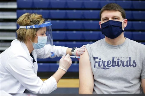 Tiêm vaccine ngừa COVID-19 cho người dân tại bang Ohio (Mỹ), ngày 10/2/2021. (Ảnh: AFP/TTXVN)
