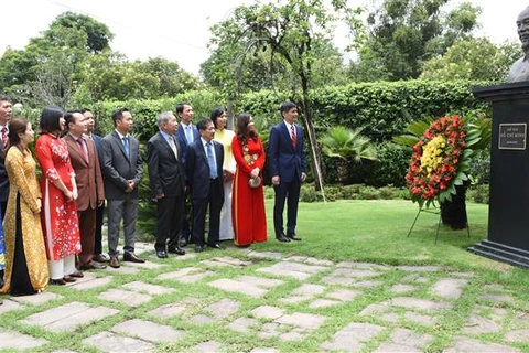 Đại diện cộng đồng người Việt Nam tại Mexico dâng hoa, tưởng nhớ Chủ tịch Hồ Chí Minh. (Ảnh: Việt Hùng/TTXVN)