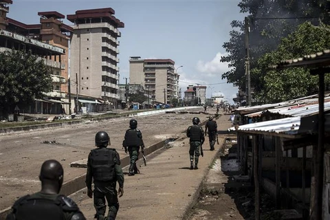 Cảnh sát chống bạo động được triển khai nhằm ngăn người biểu tình quá khích tại thủ đô Conakry của Guinea. (Ảnh: AFP/TTXVN)