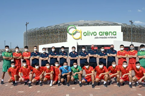 Đội tuyển futsal Việt Nam chụp ảnh lưu niệm trước Nhà thi đấu Olivo Arena - địa điểm tập luyện trong thời gian tập huấn tại Tây Ban Nha. (Nguồn: VFF)
