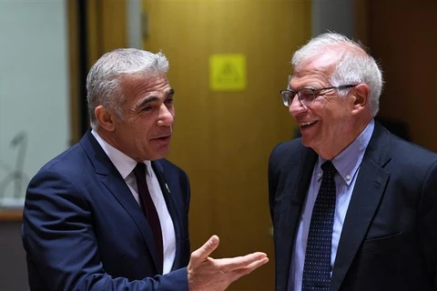 Ngoại trưởng Israel Yair Lapid (trái) trong cuộc gặp với Đại diện cấp cao phụ trách chính sách an ninh và đối ngoại của EU Josep Borrell tại Brussels (Bỉ), ngày 12/7/2021. (Ảnh: AFP/ TTXVN)