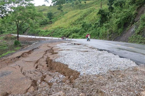 Một tuyến đường bị sụt lún do mưa lớn ở xã Mường Phăng, tỉnh Điện Biên. (Ảnh: Xuân Tiến/TTXVN)