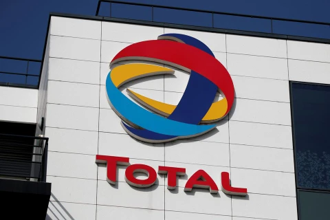 Logo của công ty dầu khí Total của Pháp ở Rueil-Malmaison, gần Paris (Pháp), ngày 2/3/2021. (Nguồn: Reuters)