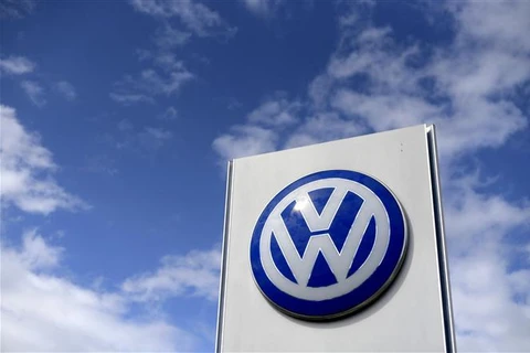 Biểu tượng Volkswagen tại một đại lý của hãng này ở Hamm (Đức). (Ảnh: AFP/TTXVN)
