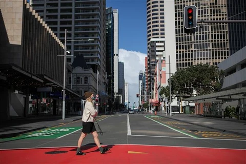 Cảnh vắng vẻ tại một tuyến phố ở Auckland (New Zealand) khi lệnh phong tỏa được áp dụng để phòng chống dịch COVID-19, ngày 18/8/2021. (Ảnh: THX/TTXVN)