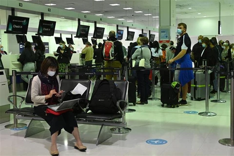 Hành khách chờ làm thủ tục tại sân bay quốc tế Sydney (Australia), ngày 19/4/2021. (Ảnh: AFP/ TTXVN)