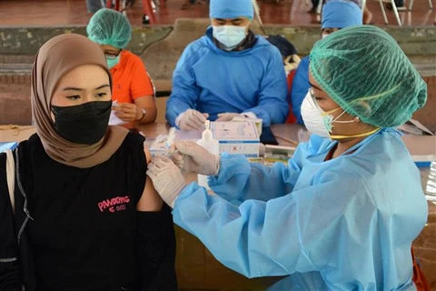 Tiêm vaccine ngừa COVID-19 cho người dân tại Denpasar, trên đảo Bali (Indonesia), ngày 2/9/2021. (Ảnh: AFP/TTXVN)