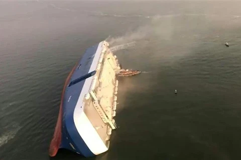 Tàu chở hàng Golden Ray của Hàn Quốc bị lật tại khu vực gần Brunswick, Georgia (Mỹ), ngày 8/9/2019. (Ảnh: AFP/TTXVN)