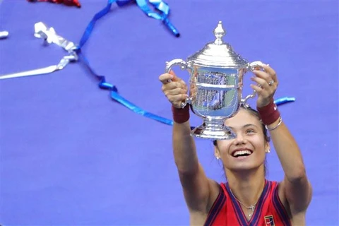 Emma Raducanu đoạt Cúp vô địch đơn nữ tại US Open 2021 ở New York (Mỹ), ngày 11/9/2021. (Ảnh: AFP/TTXVN)