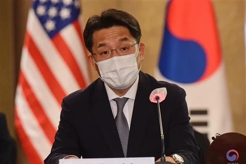 Đại diện đặc biệt của Hàn Quốc về hòa bình, an ninh trên Bán đảo Triều Tiên Noh Kyu-duk trong cuộc gặp ba bên với các đại diện của Mỹ và Nhật Bản tại Seoul (Hàn Quốc), ngày 21/6/2021. (Ảnh: YONHAP/TTXVN)