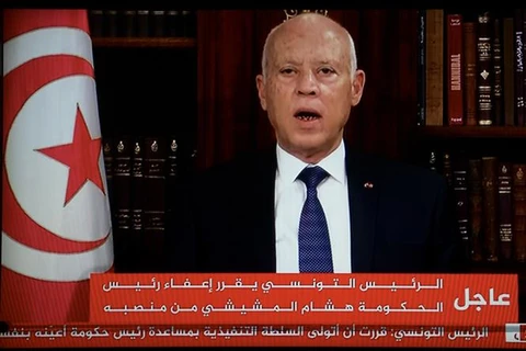 Tổng thống Tunisia Kais Saied phát biểu trên truyền hình, thông báo quyết định giải tán chính phủ của Thủ tướng Hichem Mechichi và đình chỉ hoạt động của quốc hội, ngày 25/7/2021. (Ảnh: AFP/TTXVN)