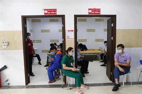 Một khu vực theo dõi biến chứng sau khi tiêm vaccine ngừa COVID-19, tại tỉnh Tuyên Quang. (Ảnh: Nam Sương/TTXVN)