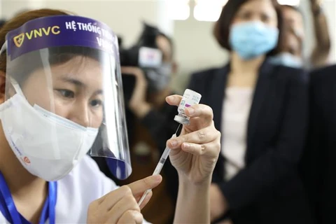 Tiêm vaccine phòng COVID-19 tại Bệnh viện Thanh Nhàn (Hà Nội). (Ảnh: Minh Quyết/TTXVN)