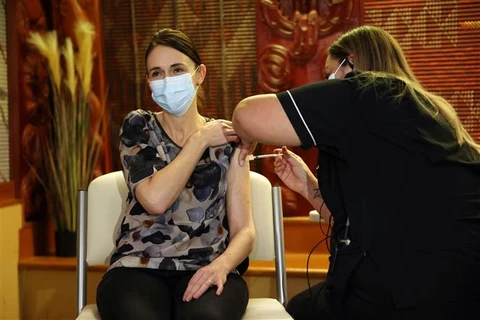 Thủ tướng New Zealand Jacinda Ardern được tiêm vaccine phòng COVID-19 tại Auckland, ngày 18/6/2021. (Ảnh: AFP/TTXVN)