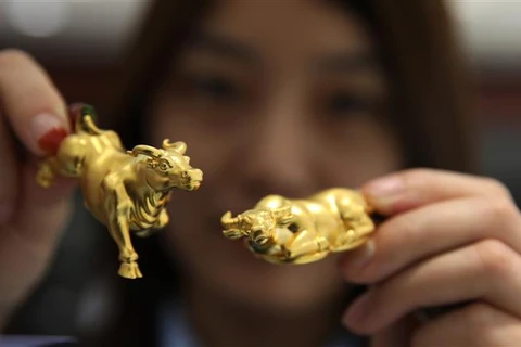 Trâu vàng được bày bán tại một cửa hàng vàng ở tỉnh Sơn Đông (Trung Quốc), ngày 14/2/2021. (Ảnh: THX/TTXVN)