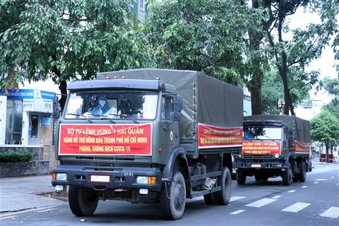 10 tấn gạo từ cán bộ, chiến sỹ Bộ Tư lệnh Vùng 1 Hải quân (Hải Phòng) vượt hàng nghìn km để đến với đồng bào Thành phố Hồ Chí Minh. (Ảnh: Xuân Khu/TTXVN)