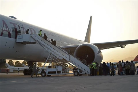 Hành khách lên máy bay của hãng hàng không Qatar Airways tại sân bay Kabul (Afghanistan), ngày 9/9/2021. (Ảnh: AFP/TTXVN)