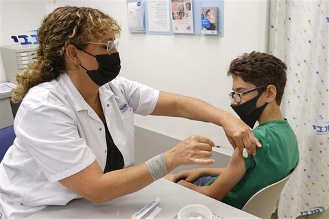 Nhân viên y tế tiêm vaccine ngừa COVID-19 cho người dân tại thành phố Tel Aviv (Israel), ngày 6/6/2021. (Ảnh: AFP/TTXVN)