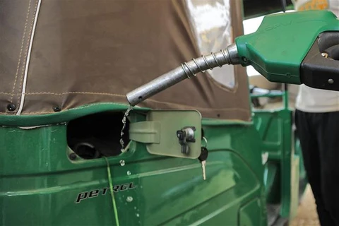 Bơm xăng cho phương tiện tại một trạm xăng ở Khartoum (Sudan). (Ảnh: AFP/TTXVN)