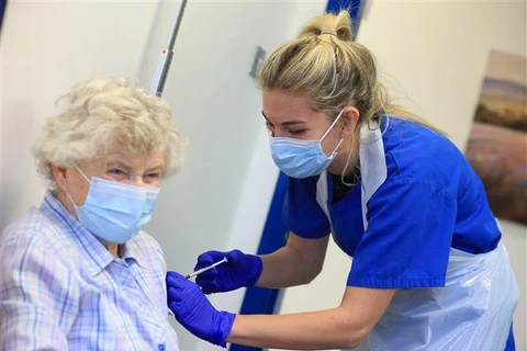 Một cụ bà được tiêm vaccine ngừa COVID-19 tại Haxby (Anh), ngày 22/12/2020. (Ảnh: AFP/TTXVN)