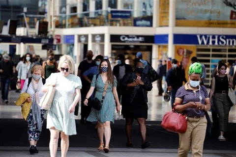 Người dân trên đường phố tại London (Anh), ngày 7/6/2021. (Ảnh: AFP/ TTXVN)
