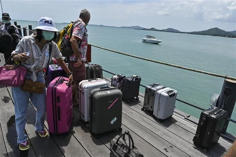 Khách du lịch tại đảo Koh Samui của Thái Lan. (Ảnh: AFP/TTXVN)