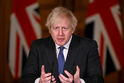 Thủ tướng Anh Boris Johnson phát biểu tại một cuộc họp báo ở London. (Ảnh: AFP/TTXVN)