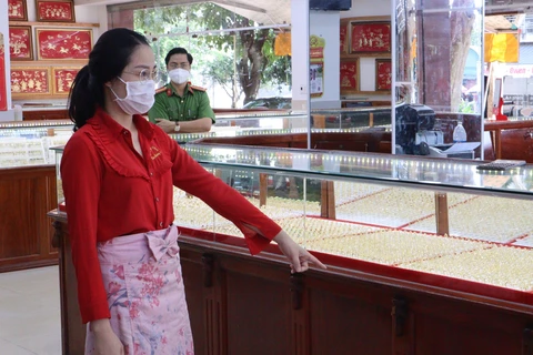 Lương Thị Nhung được yêu cầu mô tả lại hành vi lấy trộm nhẫn vàng tại tiệm vàng Kim Hương 1 ở Bình Phước. (Nguồn: thanhnien.vn)