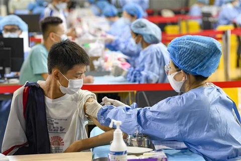 Nhân viên y tế tiêm vaccine ngừa COVID-19 cho học sinh tại Ngân Xuyên (Trung Quốc). (Ảnh: THX/TTXVN)