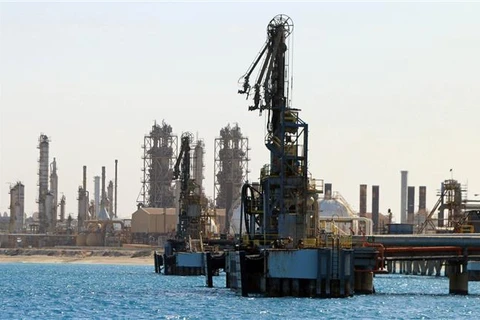 Một cơ sở khai thác dầu ở al-Buraqah (Libya). (Ảnh: AFP/TTXVN)