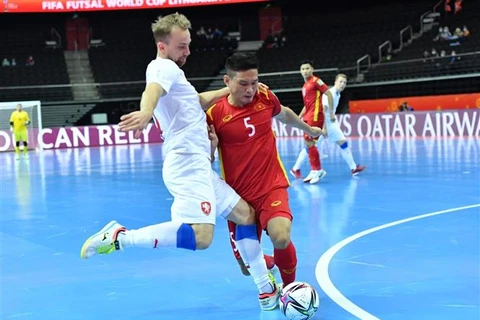 Cầu thủ Việt Nam (áo đỏ) nỗ lực trước đối thủ Séc có thể hình vượt trội. (Ảnh: TTXVN)