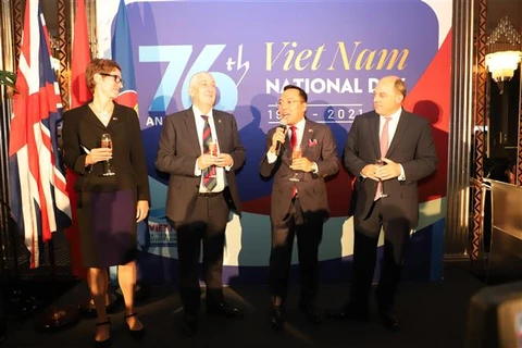 Chủ tịch Hạ viện Anh Lindsay Hoyle (thứ 2 từ trái sang), Bộ trưởng Quốc phòng Anh Ben Wallace (ngoài cùng bên phải) và bà Joelle Jenny, đại diện Bộ Ngoại giao Anh lên sân khấu chúc mừng 76 năm Quốc khánh nước Cộng hòa xã hội chủ nghĩa Việt Nam. (Ảnh: Đình