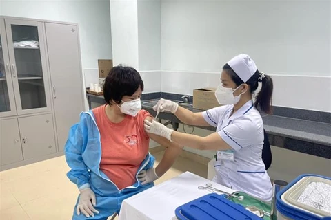Tiêm vaccine phòng COVID-19 tại bệnh viện Bà Rịa (Bà Rịa-Vũng Tàu). (Ảnh: Hoàng Nhị/TTXVN)