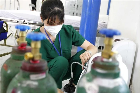 Kiểm tra các thiết bị y tế, bình oxy phục vụ người mắc COVID-19 tại một trạm y tế lưu động ở Quận 3 (Thành phố Hồ Chí Minh). (Ảnh: Thanh Vũ/TTXVN)