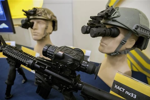 Một số vũ khí hiện đại của công ty công nghiệp quốc phòng Elbit Systems được giới thiệu trong một cuộc họp báo ở Netanya (Israel). (Ảnh: AFP/TTXVN)
