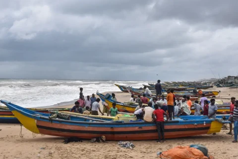 Ngư dân đưa thuyền lên bãi biển Puri (Ấn Độ) để hạn chế thiệt hại do lốc xoáy Gulab có thể gây ra, ngày 26/9/2021. (Nguồn: indianexpress.com)