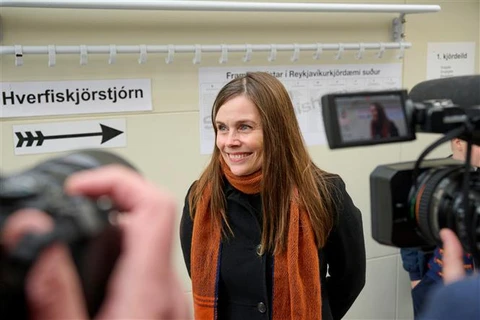 Thủ tướng Iceland Katrin Jakobsdottir phát biểu với báo giới sau khi bỏ phiếu bầu quốc hội tại điểm bầu cử ở Reykjavik, ngày 25/9/2021. (Ảnh: AFP/TTXVN)