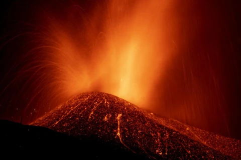 Dung nham từ một vụ phun trào núi lửa trên đảo La Palma ở Canaries (Tây Ban Nha), ngày 23/9/2021. (Nguồn: apnews.com)