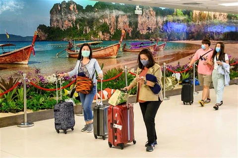 Khách du lịch tới sân bay quốc tế Phuket (Thái Lan), ngày 22/11/2020. (Ảnh: AFP/TTXVN)