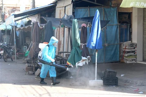Phun khử khuẩn tại khu vực chợ ở thị xã La Gi (Bình Thuận). (Ảnh: Nguyễn Thanh/TTXVN)