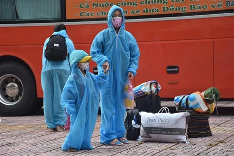 Các thai phụ được đưa về khu cách ly tập trung Trường tiểu học Trần Văn Quan. (Ảnh: Đoàn Mạnh Dương/TTXVN)