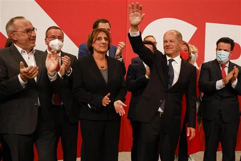 Phó Thủ tướng Đức kiêm ứng viên tranh cử Thủ tướng của đảng Dân chủ Xã hội (SPD) Olaf Scholz (phải, hàng trước) sau khi kết quả bầu cử sơ bộ được công bố trên truyền hình, tại Berlin, ngày 26/9/2021. (Ảnh: AFP/TTXVN)