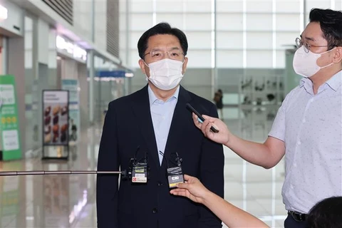 Đặc phái viên hạt nhân hàng đầu của Hàn Quốc Noh Kyu-duk trả lời phỏng vấn tại sân bay quốc tế Incheon ở Seoul, trước khi tới Nhật Bản, ngày 12/9/2021. (Ảnh: Yonhap/TTXVN)