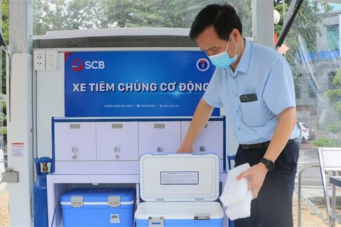 Giám đốc Bệnh viện Đa khoa Quốc tế Hải Phòng Nguyễn Thanh Hồi kiểm tra trang thiết bị tế trên xe tiêm chủng lưu động. (Ảnh: Minh Thu/TTXVN)
