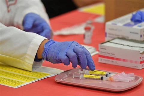 Ống tiêm chứa vaccine ngừa COVID-19 của Hãng công nghệ sinh học Moderna tại Las Vegas (Mỹ), ngày 15/3/2021. (Ảnh: AFP/TTXVN)
