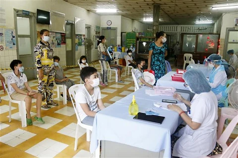 Một điểm tiêm vaccine ngừa COVID-19 tại Phnom Penh (Campuchia), ngày 20/9/2021. (Ảnh: THX/TTXVN)