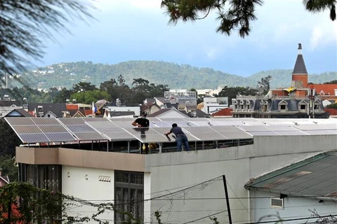 Một dự án điện mặt trời mái nhà đang được lắp đặt tại thành phố Đà Lạt của Việt Nam. (Ảnh: Ngọc Hà/TTXVN)