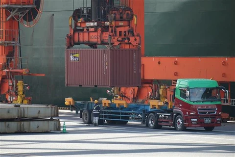 Bốc dỡ container hàng hóa tại cảng ở Tokyo (Nhật Bản). (Ảnh: AFP/TTXVN)